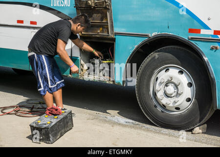 La riparazione di un autobus nella città di Lima, Perù. Foto Stock