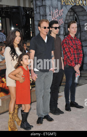 LOS ANGELES, CA - Ottobre 23, 2011: Billy Bob Thornton & famiglia presso il Los Angeles premiere del suo nuovo film "Puss In Boots' al Regency Village Theatre, Westwood. Ottobre 23, 2011 a Los Angeles, CA Foto Stock