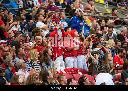 Vancouver, Canada - 12 Giugno 2015: Svizzera fans celebrare una seconda metà obiettivo durante il round di apertura corrispondenza tra la Svizzera e l'Ecuador della FIFA Coppa del Mondo Donne Canada 2015 presso lo Stadio BC Place. La Svizzera ha vinto la partita 10-1. Foto Stock