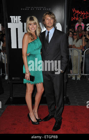 LOS ANGELES, CA - 10 ottobre 2011: Eric Christian Olsen & ragazza Sarah Wright in premiere mondiale del suo nuovo film "cosa" presso gli Universal Studios di Hollywood. Ottobre 10, 2011 a Los Angeles, CA Foto Stock