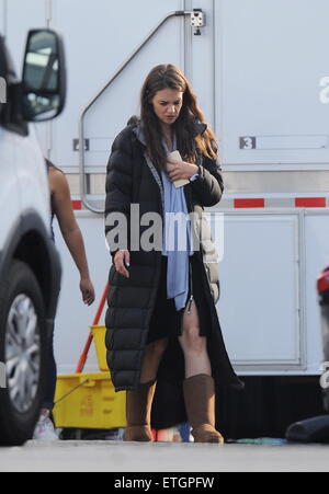 L'attrice Katie Holmes individuato per la prima volta per un nuovo ruolo come ella raffigura un ricco business donna sul set di "Ray Donovan' riprese in Pasadena ca. Dotato di: Katie Holmes dove: Los Angeles, California, Stati Uniti quando: 18 Feb 2015 Credit: Cousart/JFXimages/WENN.com Foto Stock