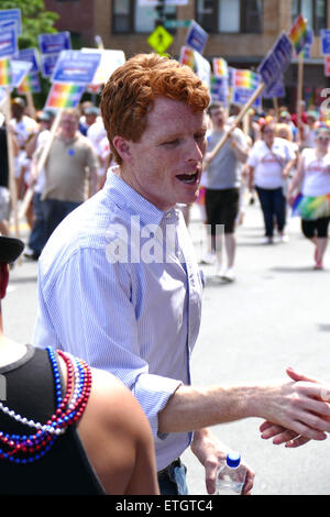 Boston, Stati Uniti d'America. Xiii Giugno, 2015. Joe Kennedy, il membro del Congresso statunitense dal quarto distretto del Massachusetts al Gay Pride Parade di Boston, MA, 13 Giugno 2015: Credito Vidura Luis Barrios/Alamy Live News Foto Stock