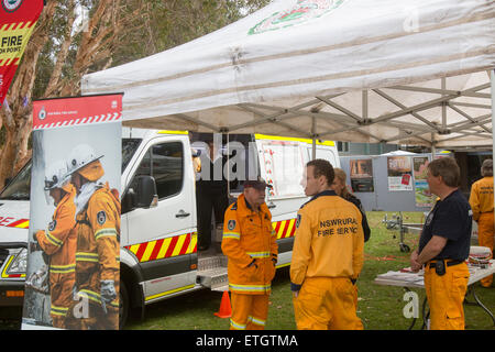 New South Wales NSW rural vigili del fuoco volontari e i loro camion fuoco offerte presso Avalon Beach tatuaggio militare,Sydney , Australia Foto Stock