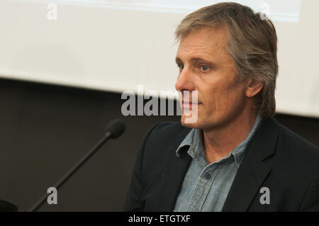 Viggo Mortensen assiste la presentazione del libro "ons della foresta" di Barcellona. Il libro di Bossert e Villar, che raccoglie una collezione del lavoro fotografico di tedesco etnografo Max Schmidt circa il sud indiani americani, è stato pubblicato da Mortensen dotate: Viggo Mortensen dove: Barcellona, Spagna Quando: 19 Feb 2015 Credit: David R.Rico/WENN.com Foto Stock