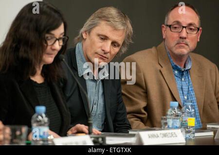 Viggo Mortensen assiste la presentazione del libro "ons della foresta" di Barcellona. Il libro di Bossert e Villar, che raccoglie una collezione del lavoro fotografico di tedesco etnografo Max Schmidt circa il sud indiani americani, è stato pubblicato da Mortensen dotate: Viggo Mortensen dove: Barcellona, Spagna Quando: 19 Feb 2015 Credit: David R.Rico/WENN.com Foto Stock