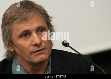 Viggo Mortensen assiste la presentazione del libro "ons della foresta" di Barcellona. Il libro di Bossert e Villar, che raccoglie una collezione del lavoro fotografico di tedesco etnografo Max Schmidt circa il sud indiani americani, è stato pubblicato da Mortensen dotate: Viggo Mortensen dove: Barcellona, Spagna Quando: 19 Feb 2015 Credit: David R.Rico/WENN.com Foto Stock