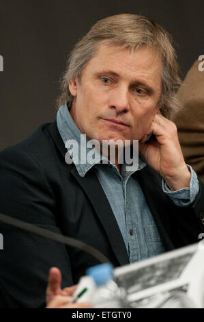 Viggo Mortensen assiste la presentazione del libro "ons della foresta" di Barcellona. Il libro di Bossert e Villar, che raccoglie una collezione del lavoro fotografico di tedesco etnografo Max Schmidt circa il sud indiani americani, è stato pubblicato da Mortensen dotate: Viggo Mortensen dove: Barcellona, Spagna Quando: 19 Feb 2015 Credit: David R.Rico/WENN.com Foto Stock