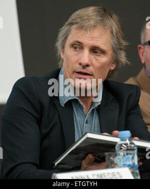 Viggo Mortensen assiste la presentazione del libro "ons della foresta" di Barcellona. Il libro di Bossert e Villar, che raccoglie una collezione del lavoro fotografico di tedesco etnografo Max Schmidt circa il sud indiani americani, è stato pubblicato da Mortensen dotate: Viggo Mortensen dove: Barcellona, Spagna Quando: 19 Feb 2015 Credit: David R.Rico/WENN.com Foto Stock