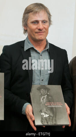 Viggo Mortensen assiste la presentazione del libro "ons della foresta" di Barcellona. Il libro di Bossert e Villar, che raccoglie una collezione del lavoro fotografico di tedesco etnografo Max Schmidt circa il sud indiani americani, è stato pubblicato da Mortensen dotate: Viggo Mortensen dove: Barcellona, Spagna Quando: 19 Feb 2015 Credit: David R.Rico/WENN.com Foto Stock