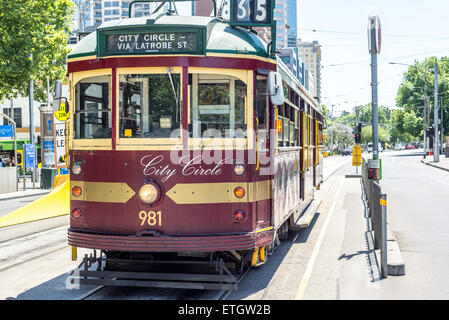 Tram antichi sul City Circle line a Melbourne in Australia. La fermata del tram è gratuito per tutti i passeggeri e promuove il turismo Foto Stock