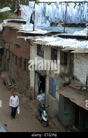 Panni lavati essiccazione su tetti di case a Mahalaxmi Dhobi Ghat aperto lavanderia a gettoni, Mumbai, Maharashtra, India. Foto Stock