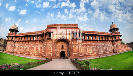 Agra Fort panorama a cielo blu in India Foto Stock