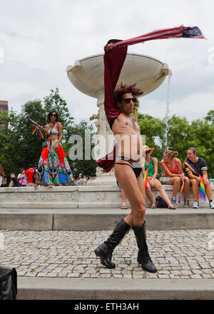 Sabato, Giugno 13, 2015, Washington DC USA: migliaia da Washington DC, la comunità LGBT raccogliere su DuPont Circle di kick off orgoglio di Capitale 2015 Foto Stock