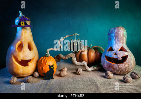 Le zucche scolpite a mano e giocattoli in feltro decorazione alla festa di Halloween Foto Stock