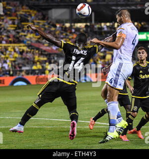 Columbus, Ohio, Stati Uniti d'America. Xiii Giugno, 2015. Los Angeles Galaxy defender Omar Gonzalez (4) vince la testata contro Columbus Crew SC defender Waylon Francesco (14) durante una stagione regolare corrispondenza tra Columbus Crew SC e la galassia di Los Angeles a Mapfre Stadium di Columbus, Ohio. Credito: Brent Clark/Alamy Live News Foto Stock