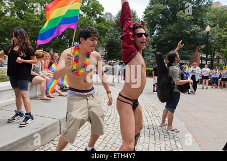 Sabato, Giugno 13, 2015, Washington DC USA: migliaia da Washington DC, la comunità LGBT raccogliere su DuPont Circle di kick off orgoglio di Capitale 2015 Foto Stock