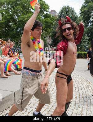 Sabato, Giugno 13, 2015, Washington DC USA: migliaia da Washington DC, la comunità LGBT raccogliere su DuPont Circle di kick off orgoglio di Capitale 2015 Foto Stock