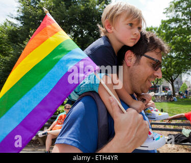 Sabato, Giugno 13, 2015, Washington DC USA: migliaia da Washington DC, la comunità LGBT raccogliere su DuPont Circle di kick off orgoglio di Capitale 2015 Foto Stock