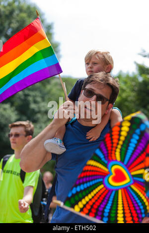 Sabato, Giugno 13, 2015, Washington DC USA: migliaia da Washington DC, la comunità LGBT raccogliere su DuPont Circle di kick off orgoglio di Capitale 2015 Foto Stock