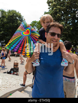 Sabato, Giugno 13, 2015, Washington DC USA: migliaia da Washington DC, la comunità LGBT raccogliere su DuPont Circle di kick off orgoglio di Capitale 2015 Foto Stock