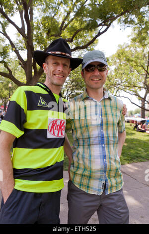 Sabato, Giugno 13, 2015, Washington DC USA: migliaia da Washington DC, la comunità LGBT raccogliere su DuPont Circle di kick off orgoglio di Capitale 2015 Foto Stock