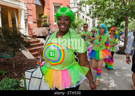 Sabato, Giugno 13, 2015, Washington DC USA: migliaia da Washington DC, la comunità LGBT raccogliere su DuPont Circle di kick off orgoglio di Capitale 2015 Foto Stock