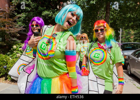 Sabato, Giugno 13, 2015, Washington DC USA: migliaia da Washington DC, la comunità LGBT raccogliere su DuPont Circle di kick off orgoglio di Capitale 2015 Foto Stock