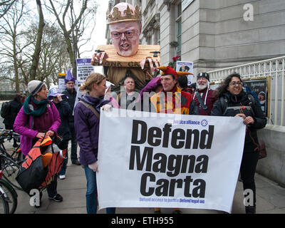 Dei difensori dei diritti dei cittadini con un fantoccio gigante del Lord Cancelliere e giustizia Segretario Chris Grayling tenere una manifestazione di protesta per difendere la Magna Carta e assistenza legale presso le Case del Parlamento dotato di: visualizzare, Chris Grayling puppet dove: Londra, Regno Unito quando: 23 Feb 2015 Credit: Pietro Maclaine/WENN.com Foto Stock