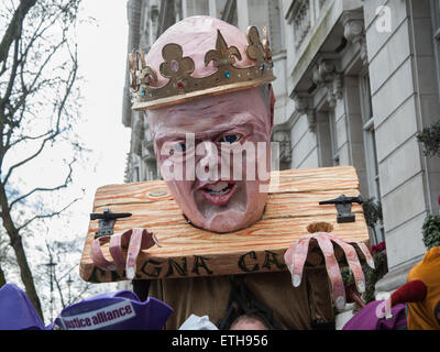 Dei difensori dei diritti dei cittadini con un fantoccio gigante del Lord Cancelliere e giustizia Segretario Chris Grayling tenere una manifestazione di protesta per difendere la Magna Carta e assistenza legale presso le Case del Parlamento dotato di: visualizzare, Chris Grayling puppet dove: Londra, Regno Unito quando: 23 Feb 2015 Credit: Pietro Maclaine/WENN.com Foto Stock