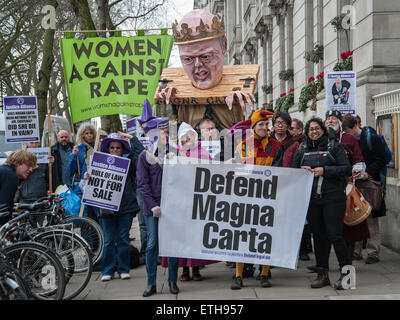 Dei difensori dei diritti dei cittadini con un fantoccio gigante del Lord Cancelliere e giustizia Segretario Chris Grayling tenere una manifestazione di protesta per difendere la Magna Carta e assistenza legale presso le Case del Parlamento dotato di: visualizzare, Chris Grayling puppet dove: Londra, Regno Unito quando: 23 Feb 2015 Credit: Pietro Maclaine/WENN.com Foto Stock