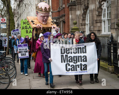 Dei difensori dei diritti dei cittadini con un fantoccio gigante del Lord Cancelliere e giustizia Segretario Chris Grayling tenere una manifestazione di protesta per difendere la Magna Carta e assistenza legale presso le Case del Parlamento dotato di: visualizzare, Chris Grayling puppet dove: Londra, Regno Unito quando: 23 Feb 2015 Credit: Pietro Maclaine/WENN.com Foto Stock