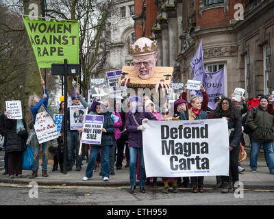 Dei difensori dei diritti dei cittadini con un fantoccio gigante del Lord Cancelliere e giustizia Segretario Chris Grayling tenere una manifestazione di protesta per difendere la Magna Carta e assistenza legale presso le Case del Parlamento dotato di: visualizzare, Chris Grayling puppet dove: Londra, Regno Unito quando: 23 Feb 2015 Credit: Pietro Maclaine/WENN.com Foto Stock