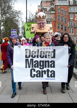 Dei difensori dei diritti dei cittadini con un fantoccio gigante del Lord Cancelliere e giustizia Segretario Chris Grayling tenere una manifestazione di protesta per difendere la Magna Carta e assistenza legale presso le Case del Parlamento dotato di: visualizzare, Chris Grayling puppet dove: Londra, Regno Unito quando: 23 Feb 2015 Credit: Pietro Maclaine/WENN.com Foto Stock