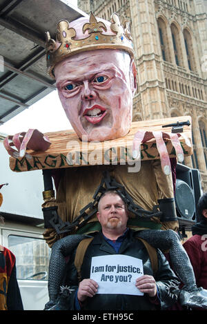 Dei difensori dei diritti dei cittadini con un fantoccio gigante del Lord Cancelliere e giustizia Segretario Chris Grayling tenere una manifestazione di protesta per difendere la Magna Carta e assistenza legale presso le Case del Parlamento dotato di: visualizzare, Chris Grayling puppet dove: Londra, Regno Unito quando: 23 Feb 2015 Credit: Pietro Maclaine/WENN.com Foto Stock