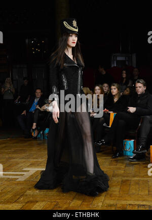 La London Fashion Week - Kristian Aadvenik - passerella dove: Londra, Regno Unito quando: 23 Feb 2015 Credit: Joe Alvarez Foto Stock