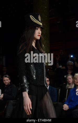 La London Fashion Week - Kristian Aadvenik - passerella dove: Londra, Regno Unito quando: 23 Feb 2015 Credit: Joe Alvarez Foto Stock