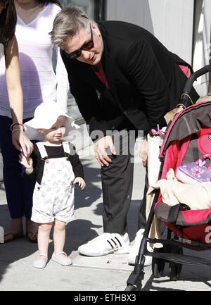 Alec Baldwin godendo una giornata con la famiglia con la sua moglie in attesa Hilaria e baby figlia Carmen la sosta per il pranzo a M Cafe a Beverly Hills offre: Alec Baldwin, Carmen Gabriela Baldwin dove: Los Angeles, California, Stati Uniti quando: 23 Feb 2015: credito denaro$caldo/WENN.com Foto Stock