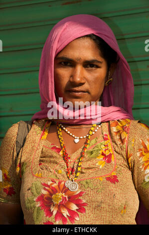 Ritratto di una donna di Rajasthani. Jaisalmer, Rajasthan, India Foto Stock