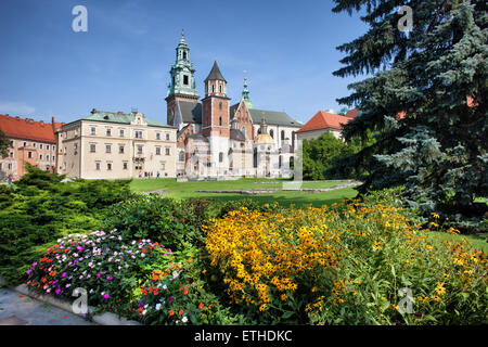 Cattedrale di Wawel (Polacco: Katedra Wawelska, na Wawelu) a Cracovia, Polonia, Royal Garden sul castello di Wawel motivi. Foto Stock