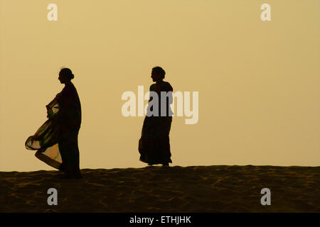 Gujarati turisti che si godono il deserto di Thar al Sam, Rajasthan, India Foto Stock