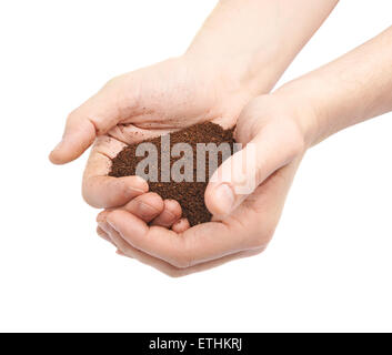 Due mani tenendo una manciata di terra Foto Stock