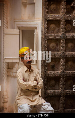 Museo steward in turbante di Rajasthani a Forte Mehrangarh, Jodhpur, Rajasthan, India Foto Stock