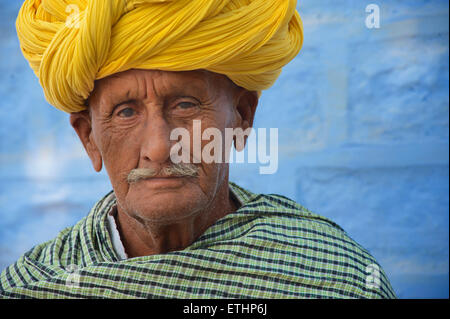 Uomo di Rajasthani in turbante giallo, Jodhpur, Rajasthan, India Foto Stock