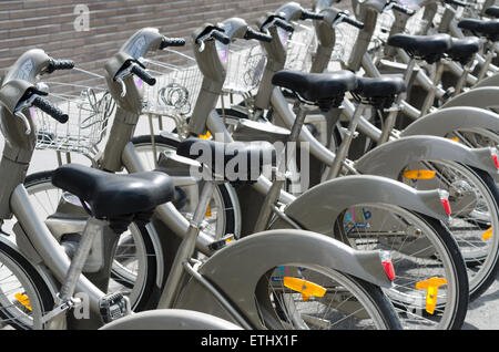 Velib a Parigi, pubblico noleggio biciclette, Francia Foto Stock