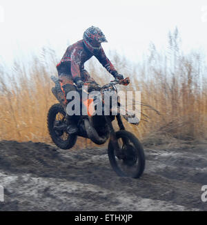 Off-road rider è il salto contro una massa di cottura a vapore Foto Stock