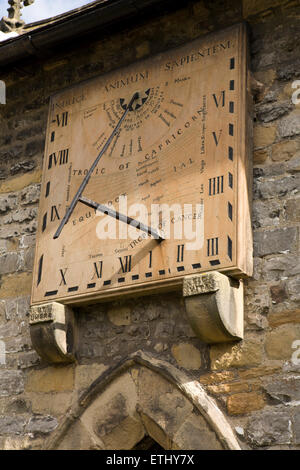 Regno Unito, Inghilterra, Derbyshire, Eyam, Chiesa parrocchiale di St Lawrence, 1775 Meridiana, da churchwardens William Lee e Thomas Frogatt Foto Stock