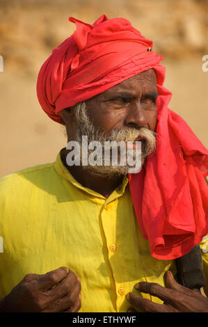 Anziani uomo indiano con colorati headcloth e camicia. Jaisalmer, Rajasthan, India Foto Stock