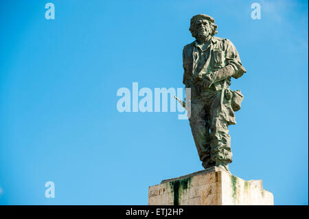 SANTA CLARA, CUBA - 28 Maggio 2011: Statua del rivoluzionario cubano Che Guevara sorge nel cielo blu in un mausoleo dedicato a lui. Foto Stock