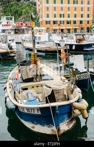 Barche da pesca nel porto di pesca, il villaggio di pescatori di Camogli, la provincia di Genova, Liguria, Riviera Italiana, Levante, Italia, Europa Foto Stock