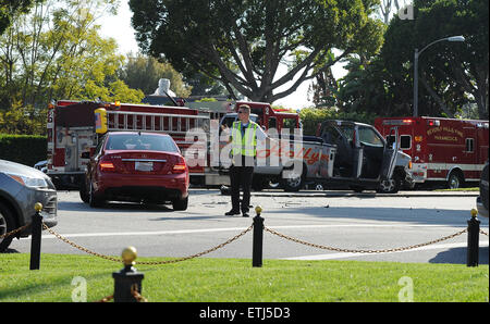 Un Hollywood tour bus va in crash con un rosso Mercedes di fronte al Beverly Hills Hotel su Sunset Boulevard con: Hollywood tour bus crash dove: Los Angeles, California, Stati Uniti quando: 26 Feb 2015 Credit: WENN.com Foto Stock